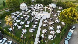Gölcük düğün salonu Tepe Royal şık masa düzeni ve ferah salon tasarımı