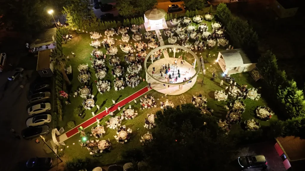 Gölcük kır düğünü organizasyonu için Tepe Royal Garden bahçe atmosferi
