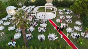 Gölcük nişan organizasyonu için hazırlanan şık nişan masası ve dekorasyon
